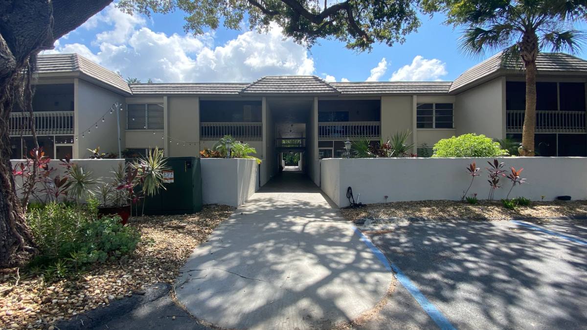 Apartment for rent at 3350 Osprey Ave, Sarasota, FL 34239
