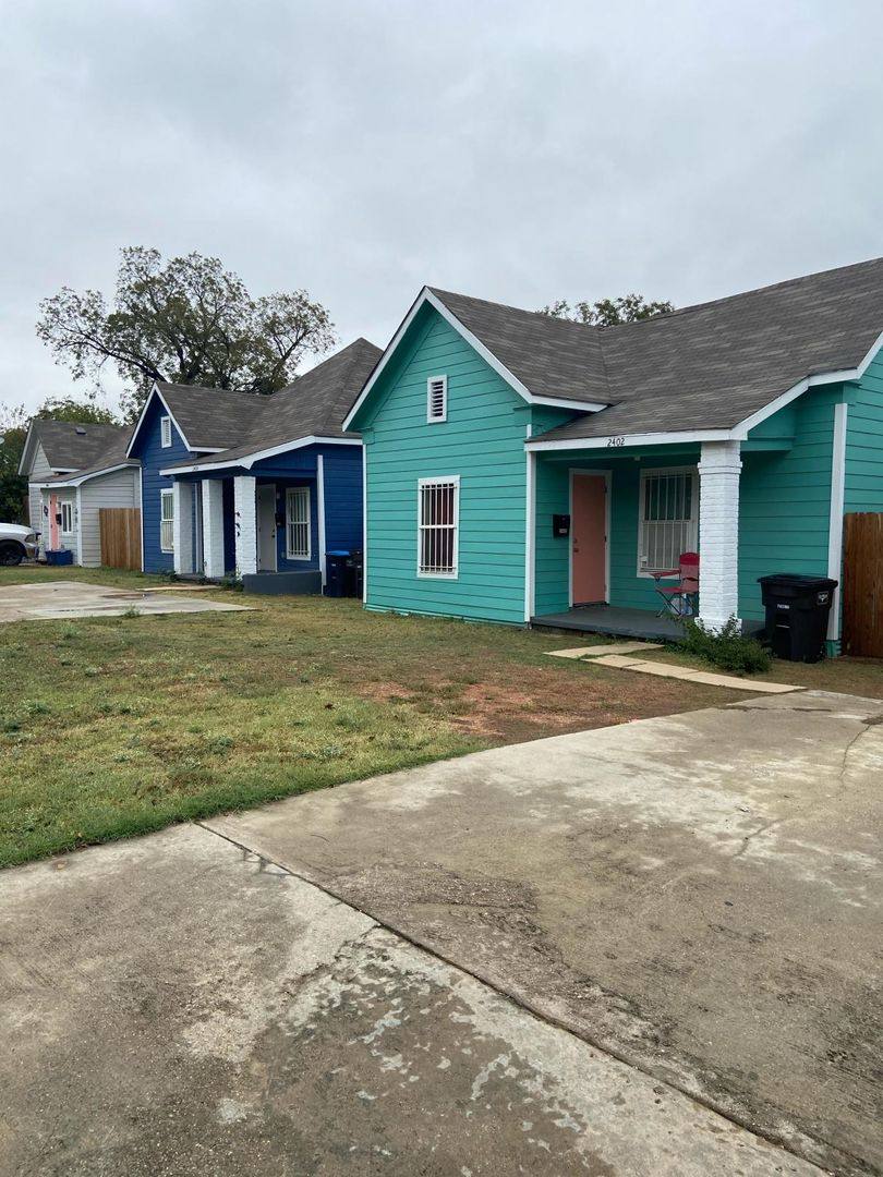 Apartment for rent at 2400, 2402, 2404, 2406 Ross 404 NW, Fort Worth, TX 76164