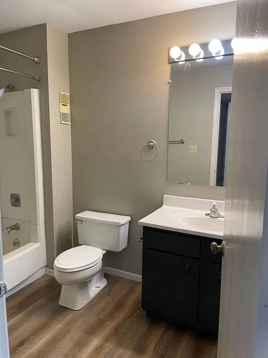 Apartment for rent at 5711 W Ridgecrest Dr, Peoria, IL 61615
