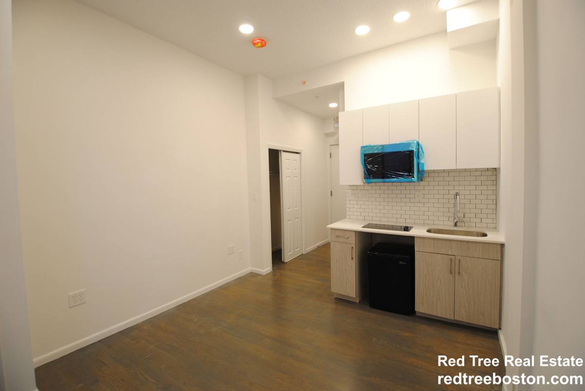 Apartment for rent at 270 Newbury St #1, Boston, MA 02116