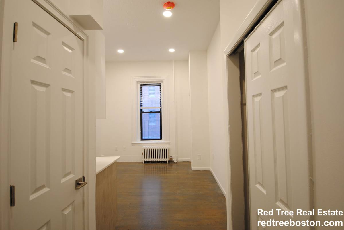 Apartment for rent at 270 Newbury St #1, Boston, MA 02116