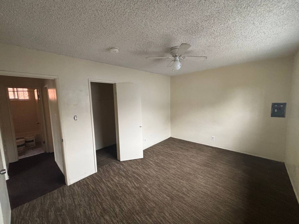 Apartment for rent at 229 E 89th St, Los Angeles, CA 90003