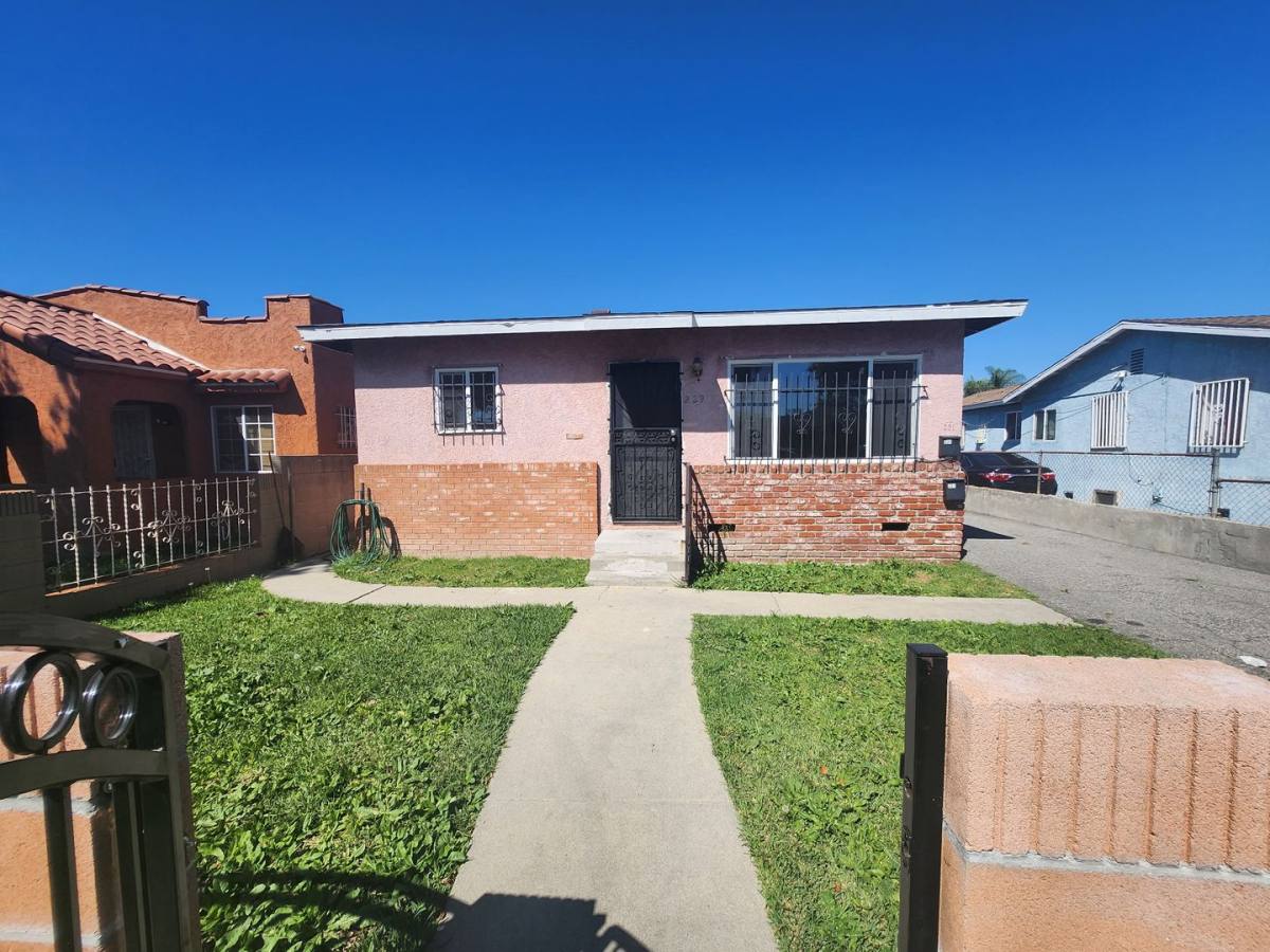 Apartment for rent at 229 E 89th St, Los Angeles, CA 90003