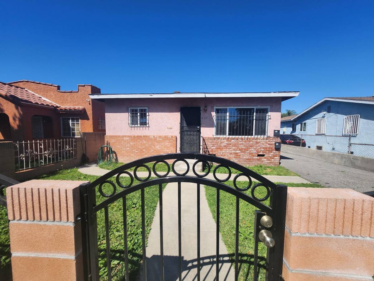 Apartment for rent at 229 E 89th St, Los Angeles, CA 90003