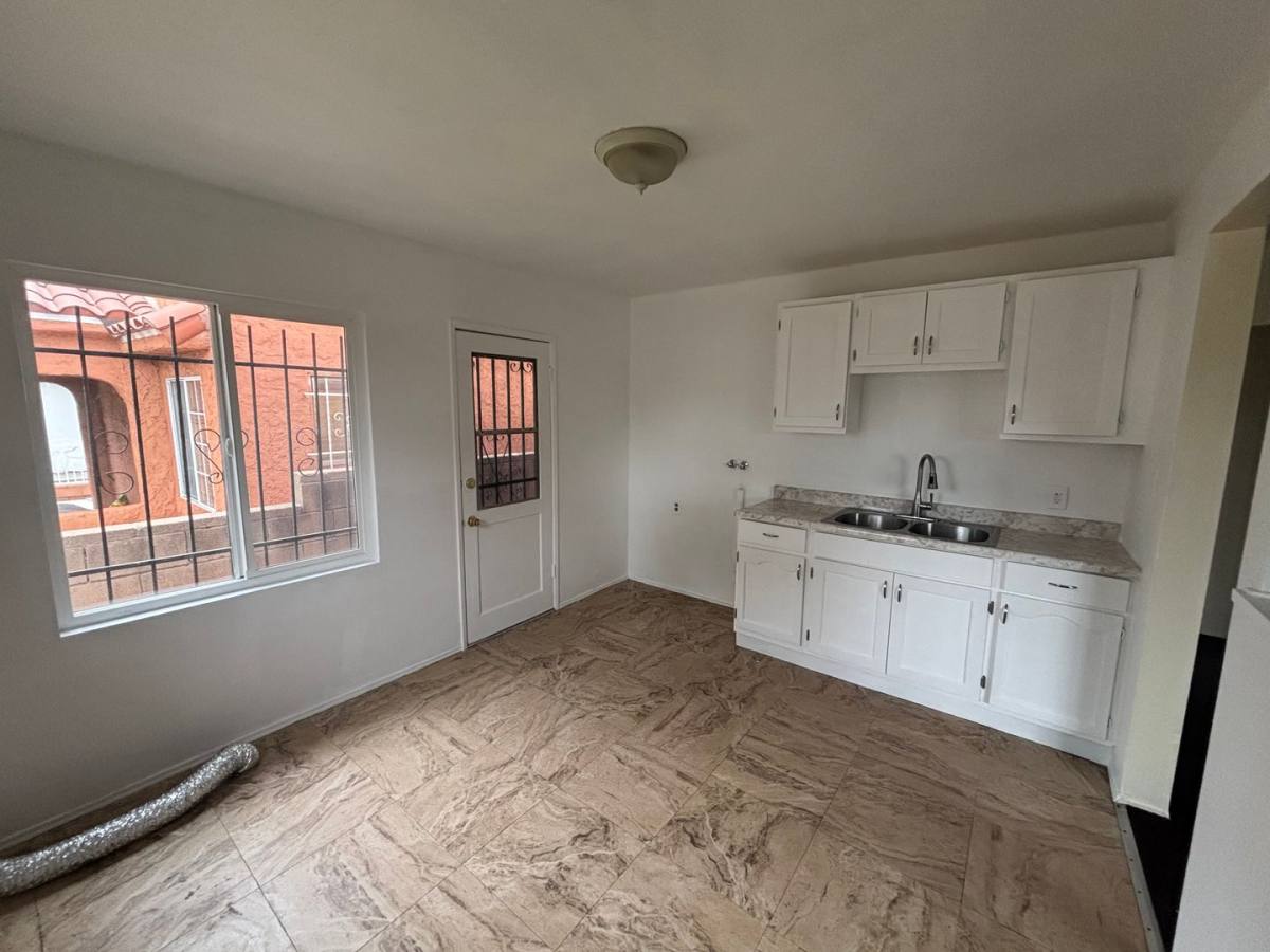 Apartment for rent at 229 E 89th St, Los Angeles, CA 90003