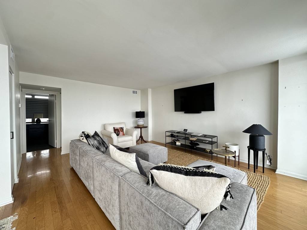 Condo for rent at 6701 Crandon #B10, Chicago, IL 60649