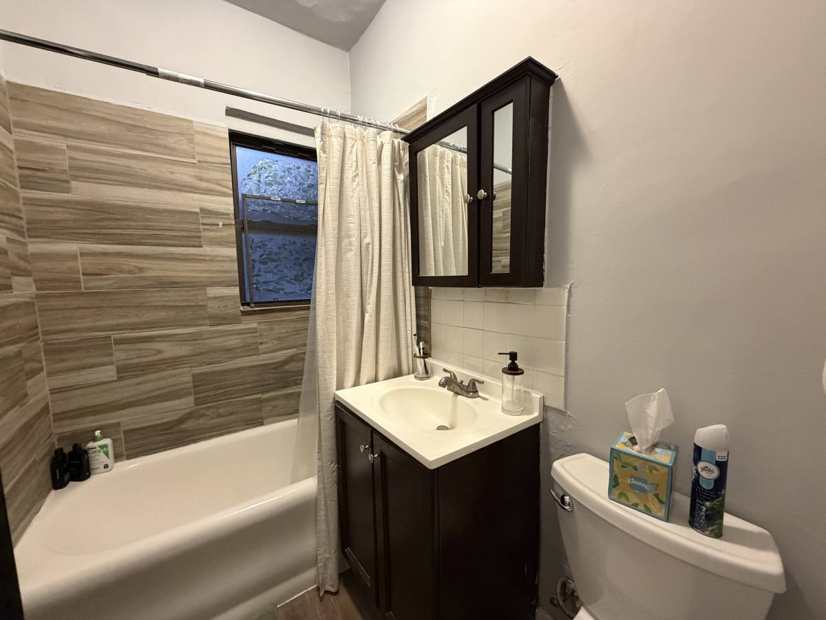Apartment for rent at 6948 N Ashland #2E, Chicago, IL 60626