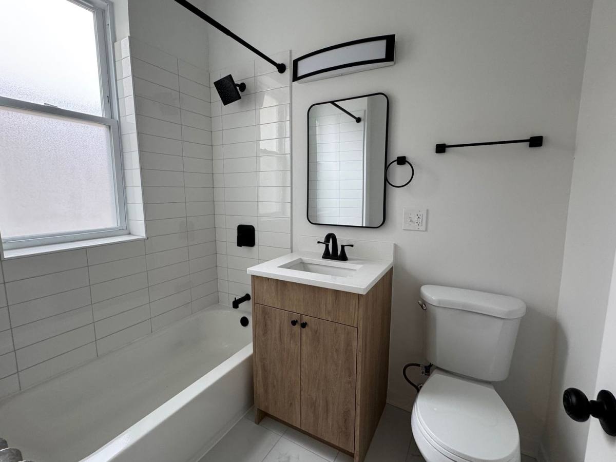 Apartment for rent at 2154 W Arthur Ave, Chicago, IL 60645