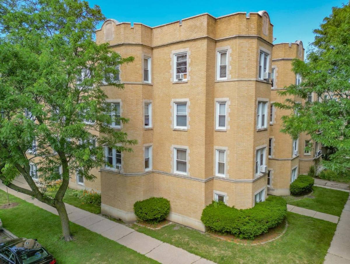 Apartment for rent at 2154 W Arthur Ave, Chicago, IL 60645