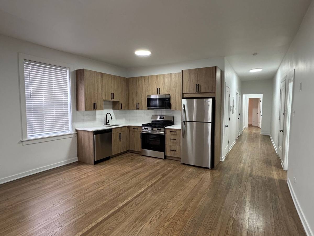 Apartment for rent at 2154 W Arthur Ave, Chicago, IL 60645
