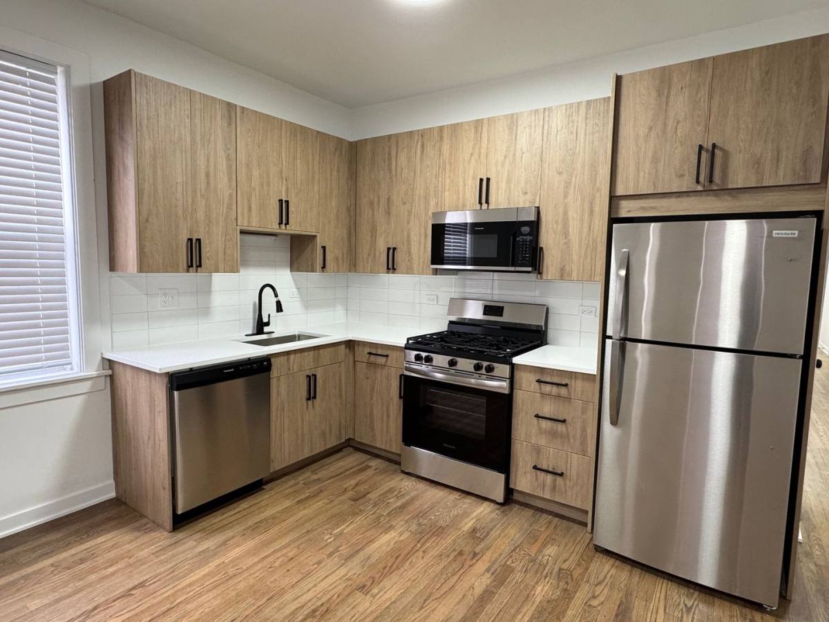 Apartment for rent at 2154 W Arthur Ave, Chicago, IL 60645
