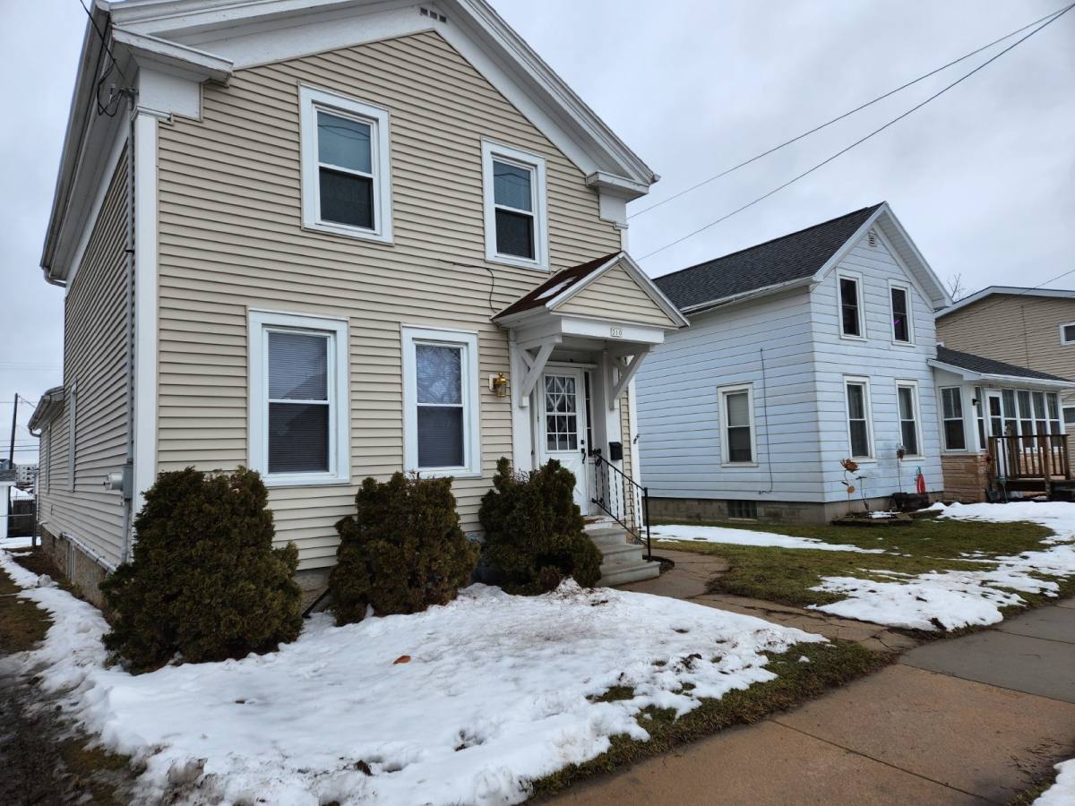 310 W 7th Ave, Oshkosh, WI 54902