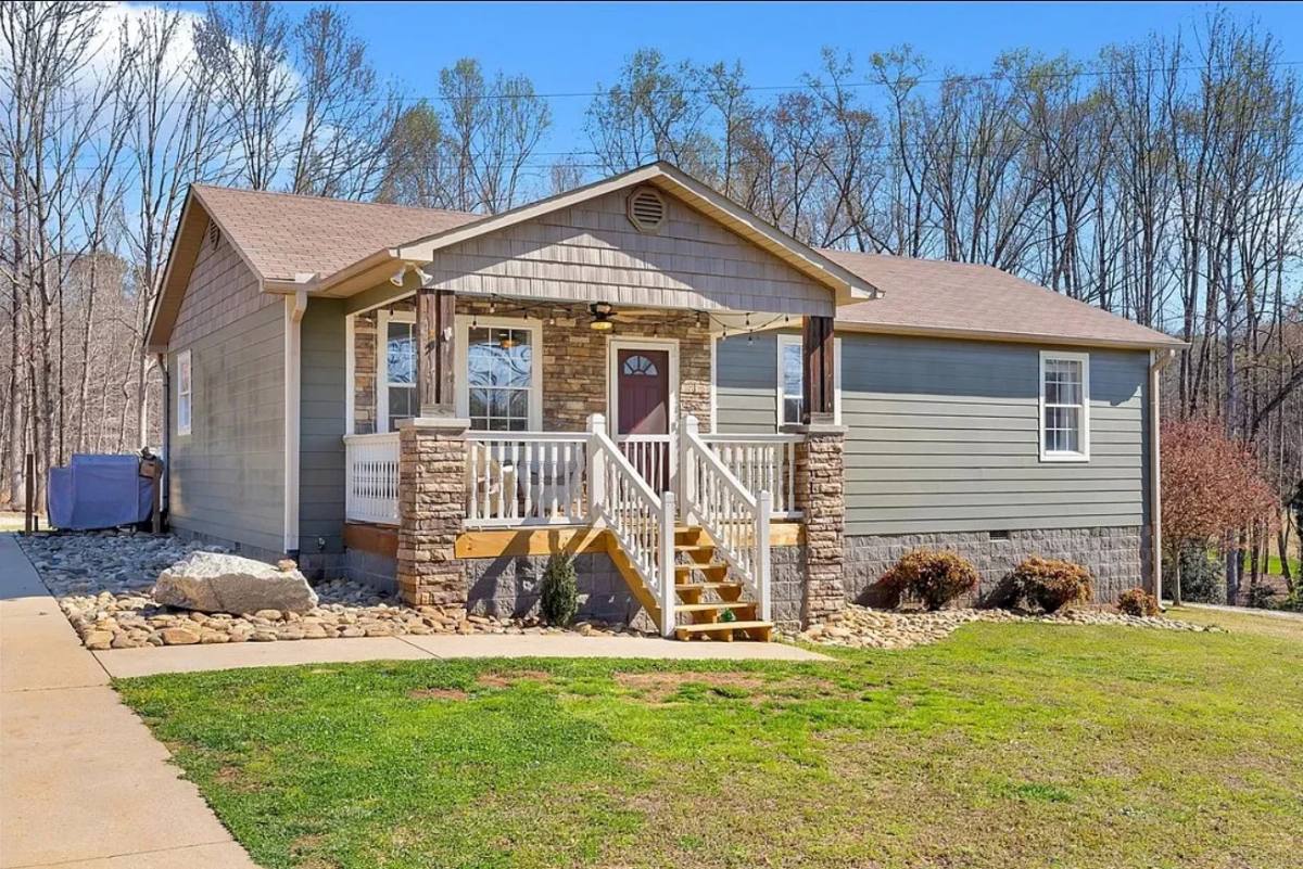House for rent at 450 Lindsey Lake Rd, Travelers Rest, SC 29690
