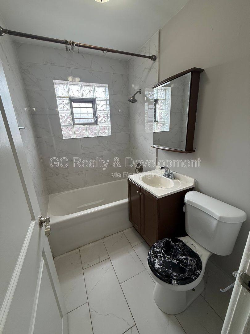 Condo for rent at 6947 S Jeffery Blvd #3K, Chicago, IL 60649