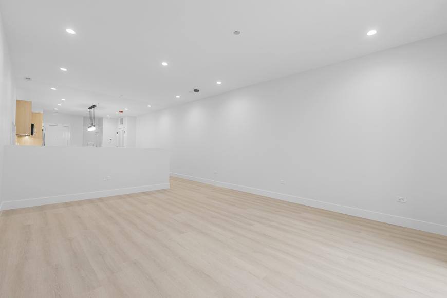 Townhouse for rent at 904 W Dakin St #103, Chicago, IL 60613