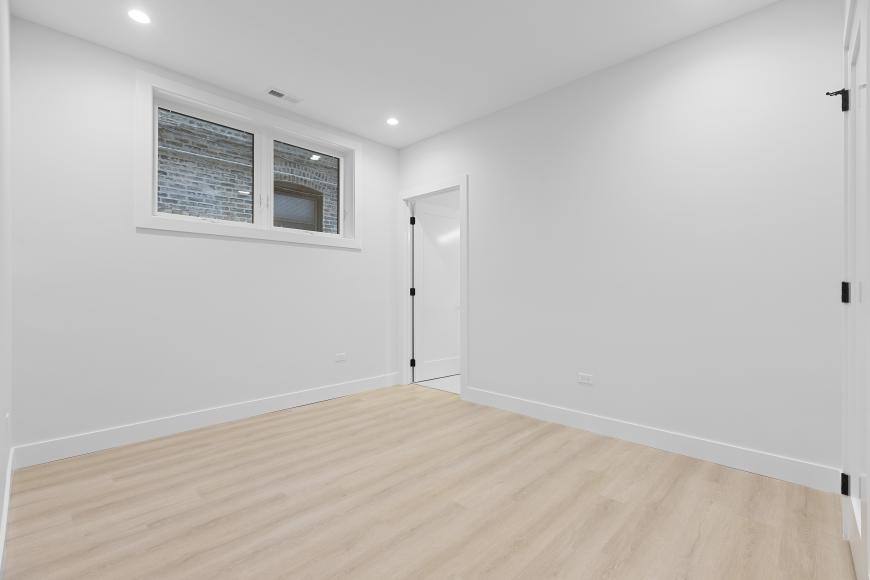 Townhouse for rent at 904 W Dakin St #103, Chicago, IL 60613