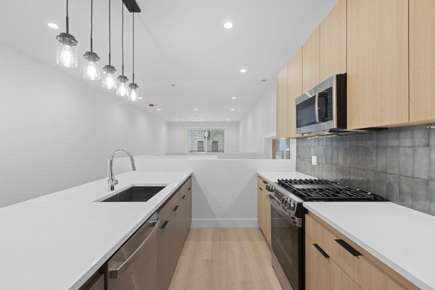 Townhouse for rent at 904 W Dakin St #103, Chicago, IL 60613