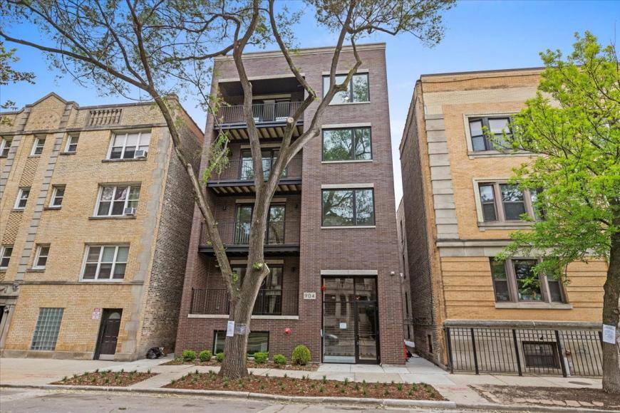 Townhouse for rent at 904 W Dakin St #103, Chicago, IL 60613