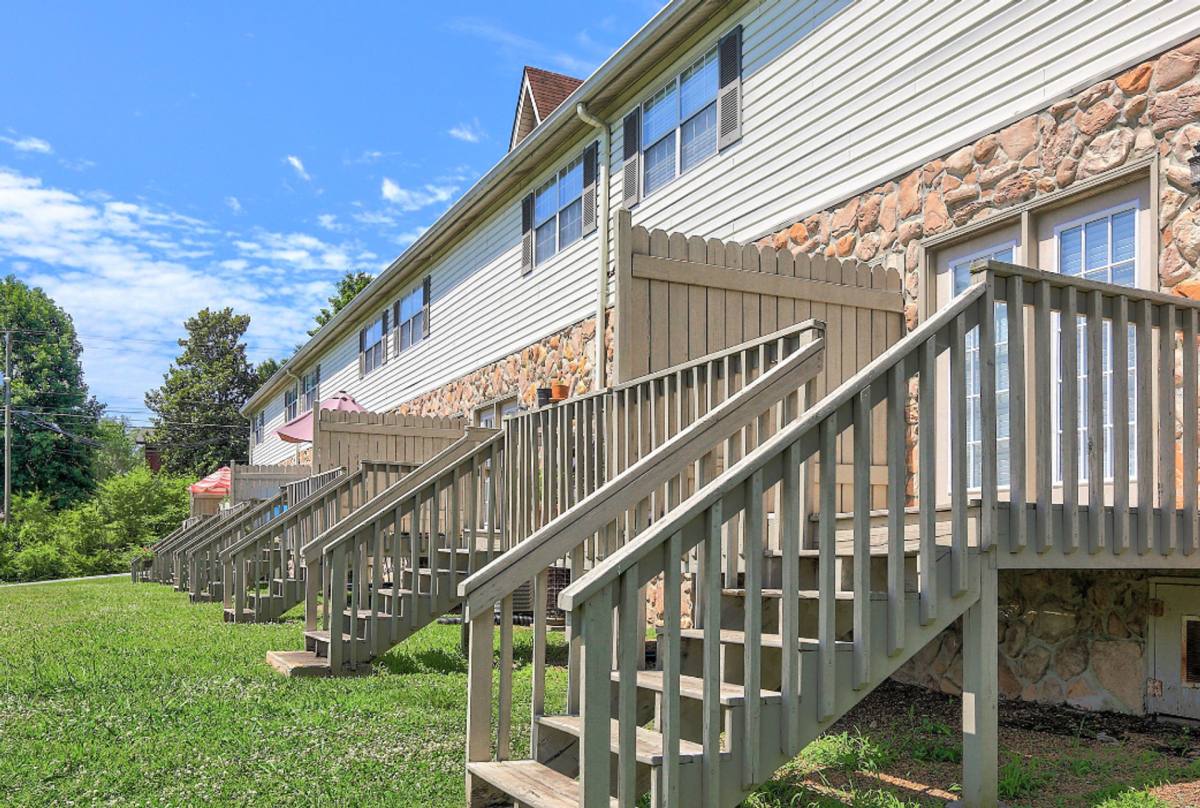 Townhouse for rent at Country Oaks, 137 Oyler Lane, Hixson, TN 37343