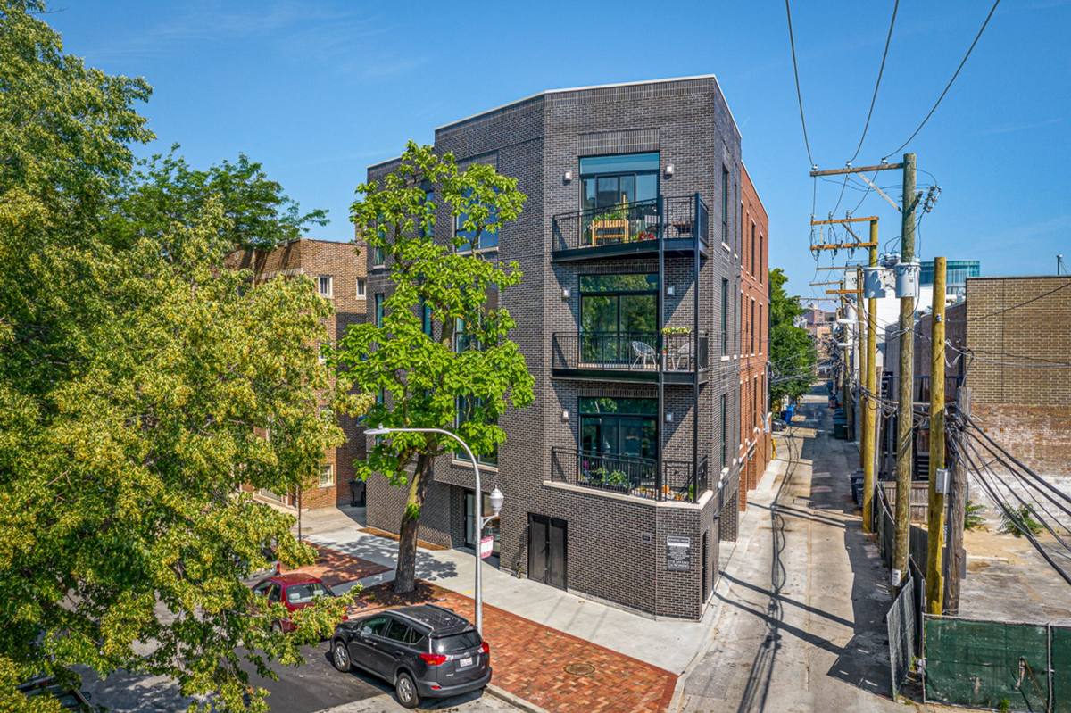 Apartment for rent at 1050 W Cornelia Ave, Chicago, IL 60657
