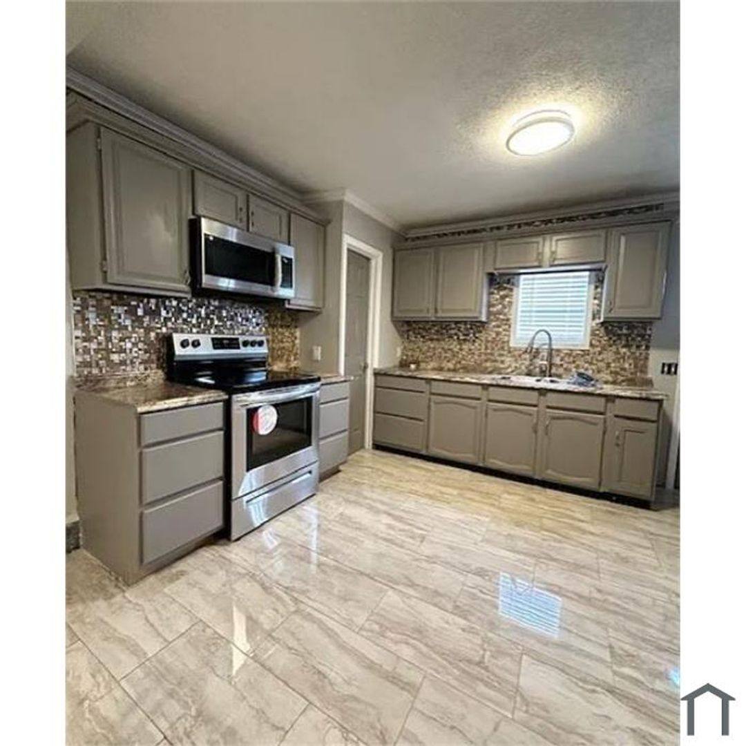 House for rent at 216 E 33rd St, Lorain, OH 44055