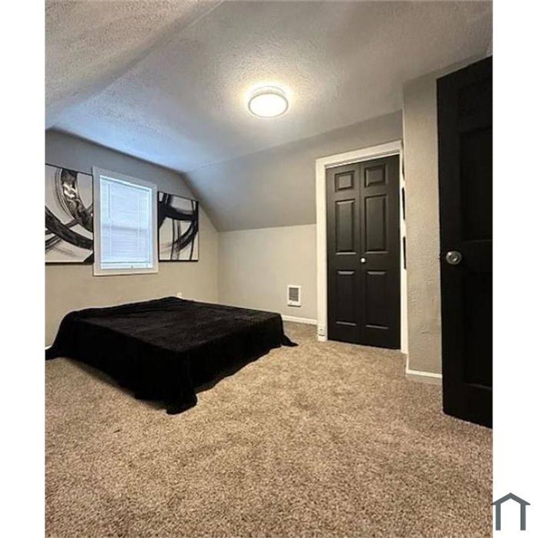 House for rent at 216 E 33rd St, Lorain, OH 44055