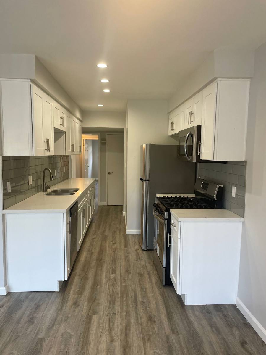 Apartment for rent at 330 N Crescent Dr, Beverly Hills, CA 90210