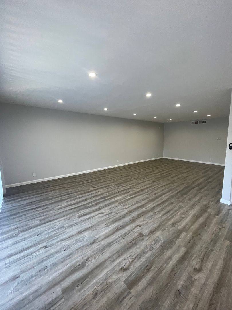 Apartment for rent at 330 N Crescent Dr, Beverly Hills, CA 90210
