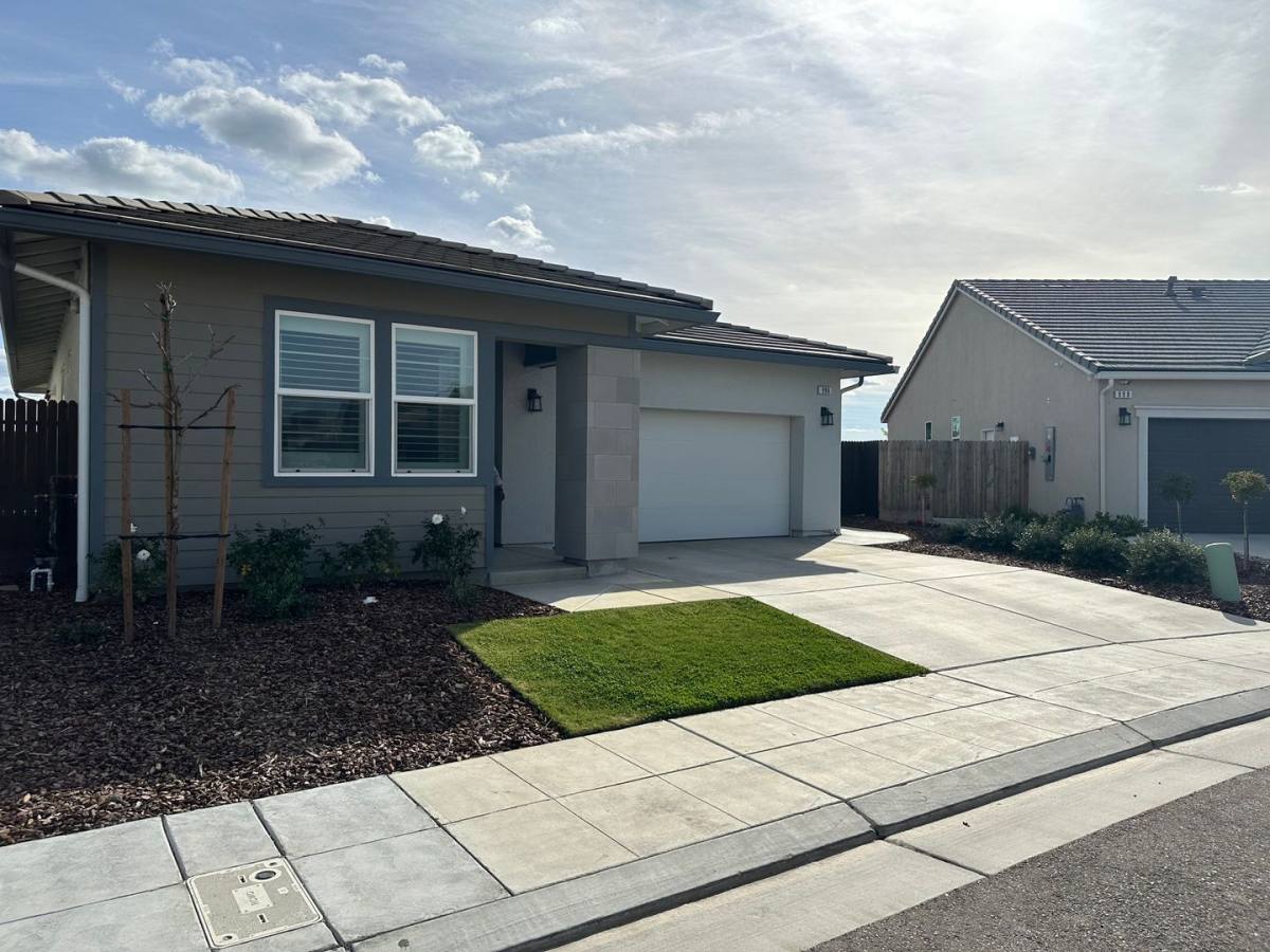 House for rent at 996 Ponderosa Way W, Madera, CA 93636