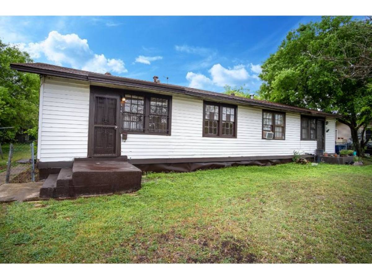 House for rent at 514 Bee St, San Antonio, TX 78208
