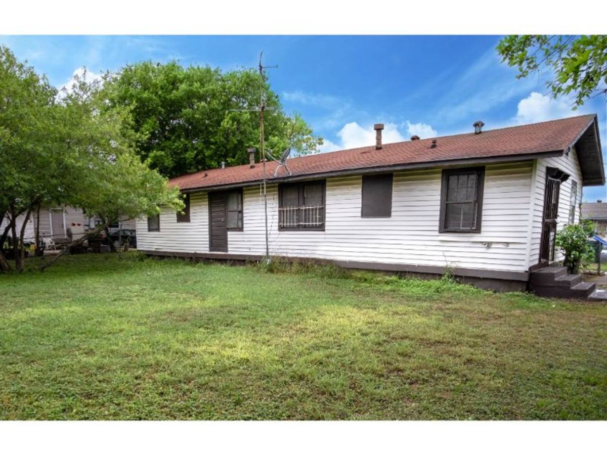 House for rent at 514 Bee St, San Antonio, TX 78208