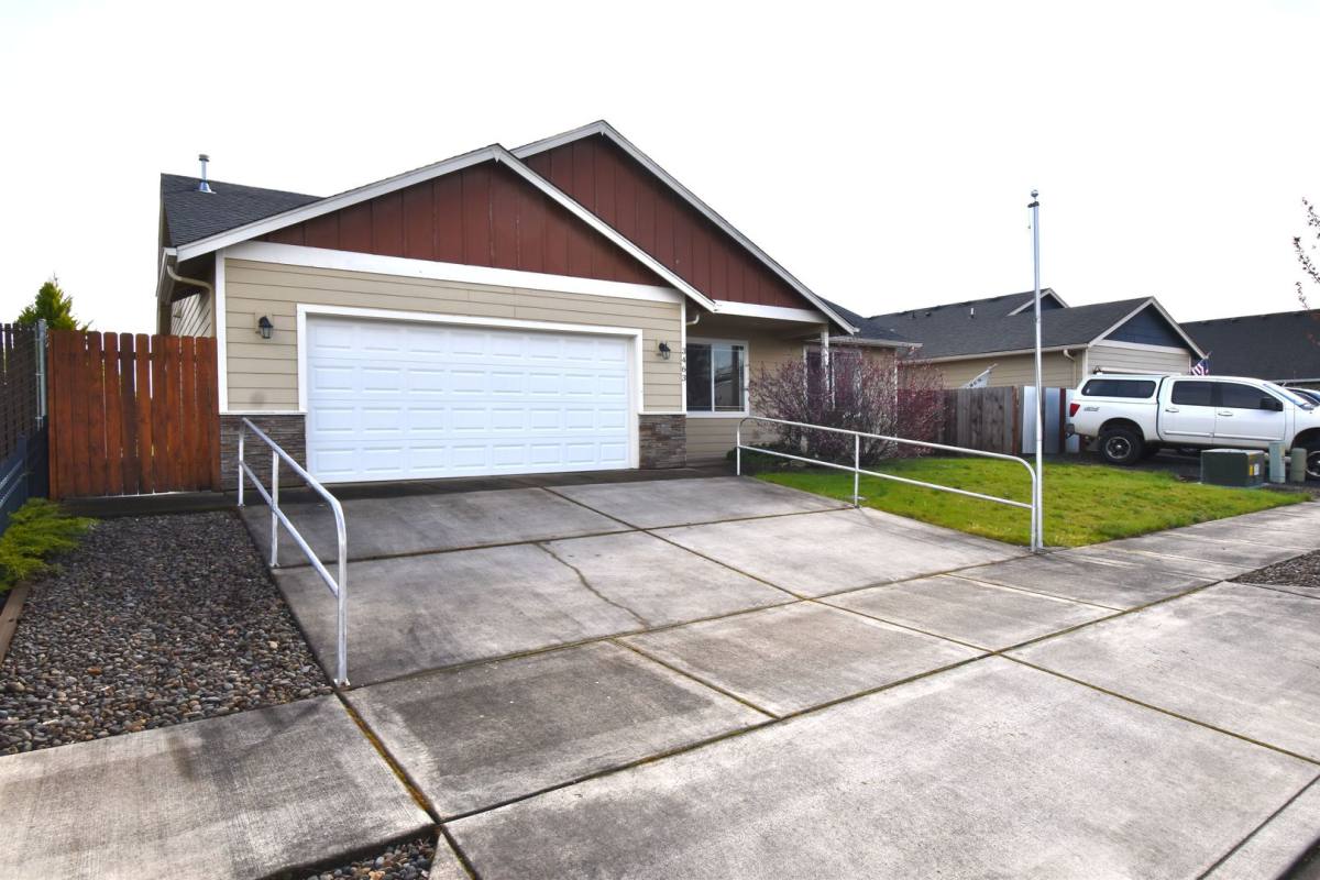 House for rent at 3463 Snow Bird Dr, Lebanon, OR 97355