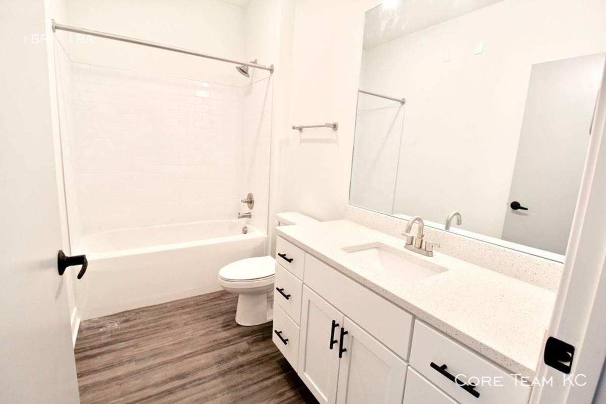 Apartment for rent at 222 W 75th St, Kansas City, MO 64114