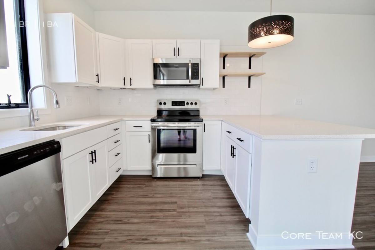 Apartment for rent at 222 W 75th St, Kansas City, MO 64114
