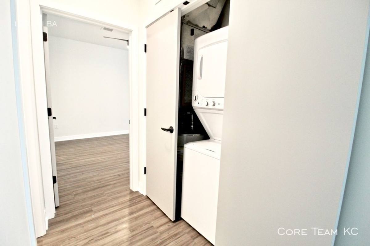 Apartment for rent at 222 W 75th St, Kansas City, MO 64114