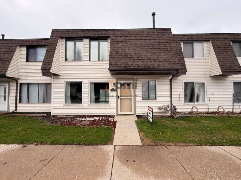 Townhouse for rent at 354 E 60th Dr, Merrillville, IN 46410