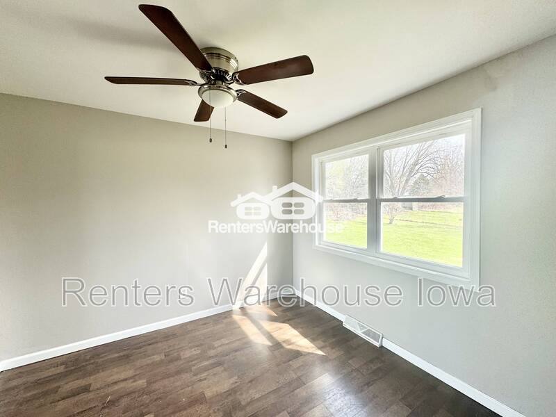 Townhouse for rent at 4924 Madison Ave, Des Moines, IA 50310