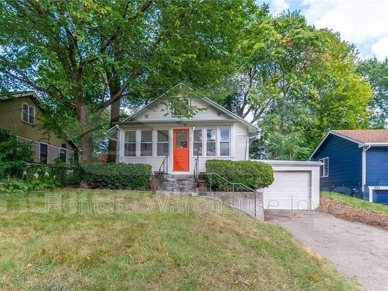 House for rent at 737 28th St, Des Moines, IA 50312