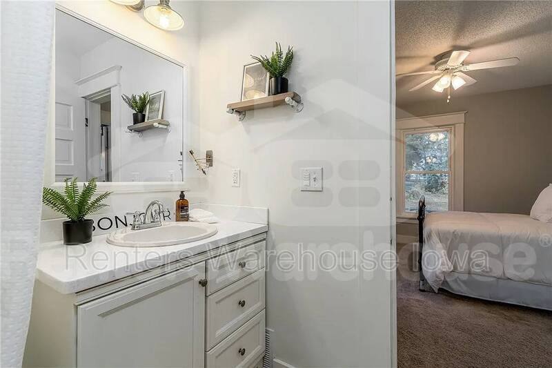 House for rent at 737 28th St, Des Moines, IA 50312