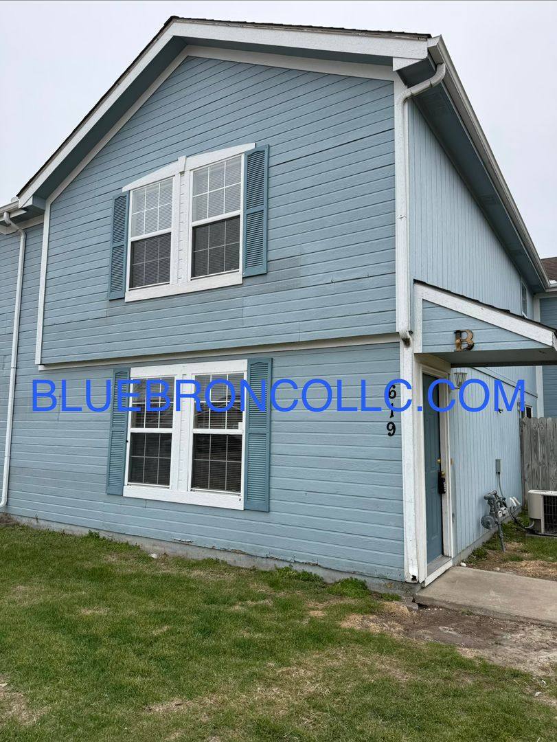 Townhouse for rent at 619 Willow Lane #B, Peculiar, MO 64078