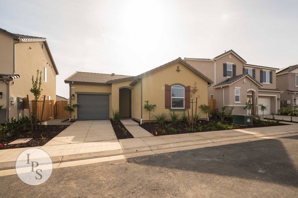 House for rent at 370 Lodge Rd S, Madera, CA 93636