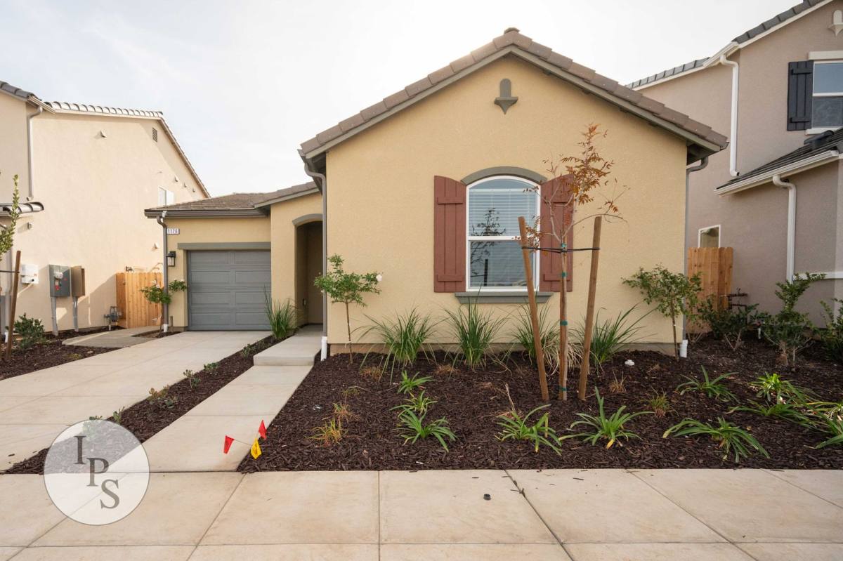 House for rent at 370 Lodge Rd S, Madera, CA 93636