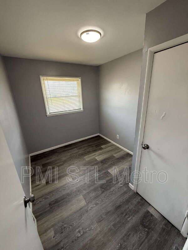 House for rent at 323 Shepley Dr, Saint Louis, MO 63137