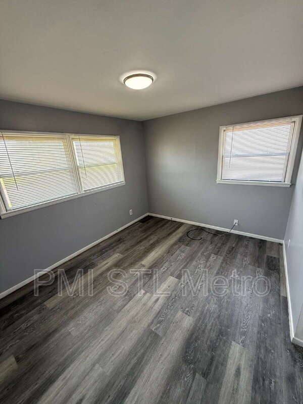 House for rent at 323 Shepley Dr, Saint Louis, MO 63137