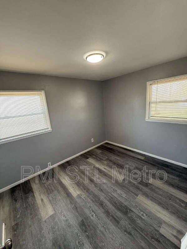 House for rent at 323 Shepley Dr, Saint Louis, MO 63137