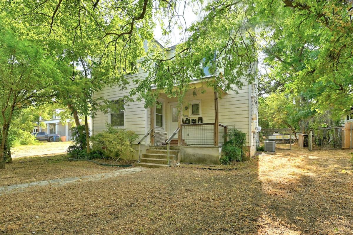 Townhouse for rent at 2305 Longview St, Austin, TX 78705