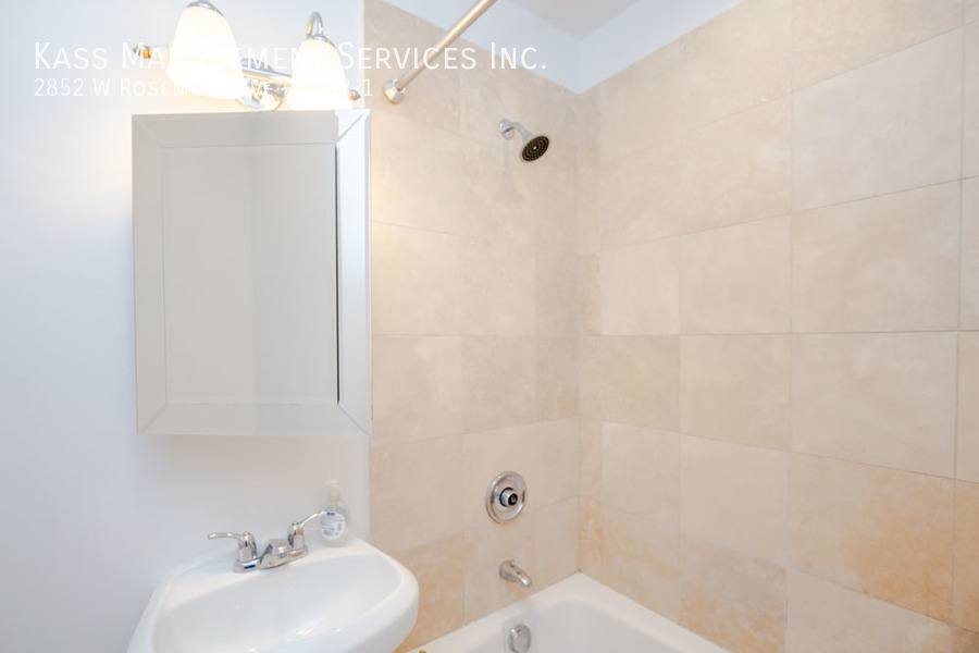Apartment for rent at 2852 W Rosemont Ave #1, Chicago, IL 60659