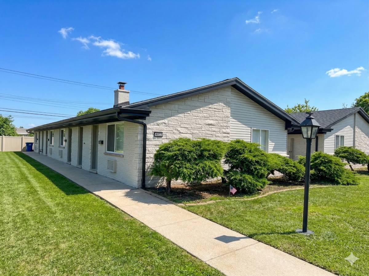 Apartment for rent at 4831-4841 Columbus Dr, Oak Lawn, IL 60453