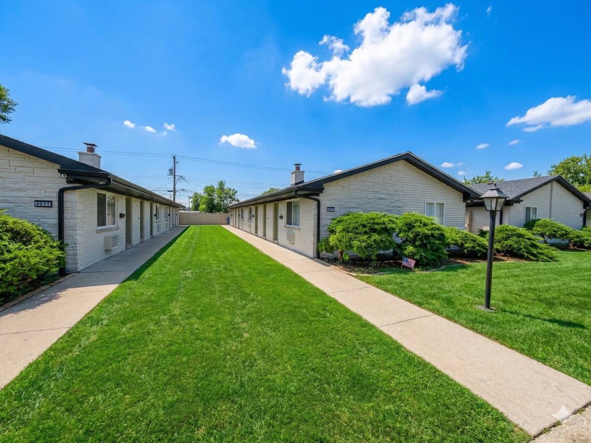 Apartment for rent at 4831-4841 Columbus Dr, Oak Lawn, IL 60453