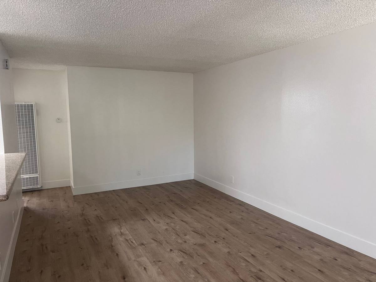 Apartment for rent at 14030-14100 Chadron Ave, Hawthorne, CA 90250